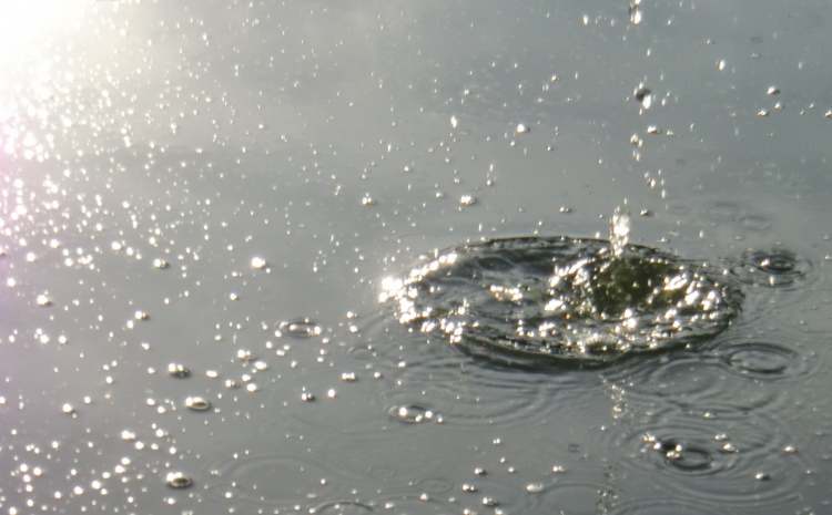 der wilde Wassertrichter nach dem Steinwurf (Bitte hier klicken um dieses Bild in seiner vollen Größe zu betrachten)