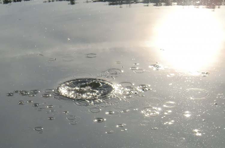 Die Sonne und der Wassertrichter (Bitte hier klicken um dieses Bild in seiner vollen Größe zu betrachten)