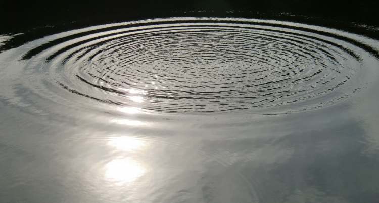 Wasserkreisformation mit Zentrumsinterferenzen im Abendlicht (Bitte hier klicken um dieses Bild in seiner vollen Größe zu betrachten)