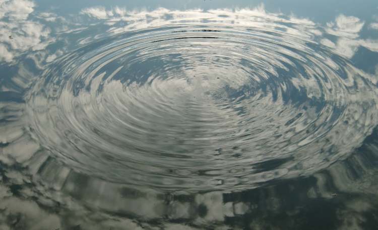 Wasserkreis mit Himmel (Bitte hier klicken um dieses Bild in seiner vollen Größe zu betrachten)