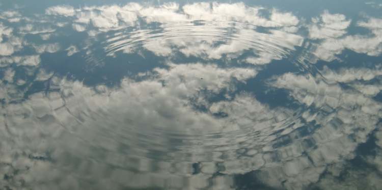 Wasserkreis mit Himmelsspiegelung (Bitte hier klicken um dieses Bild in seiner vollen Größe zu betrachten)