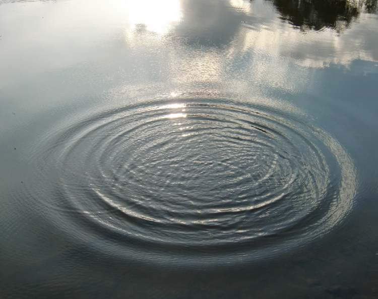 ein großer Wasserkreis mit kleinen Interferenzen (Bitte hier klicken um dieses Bild in seiner vollen Größe zu betrachten)