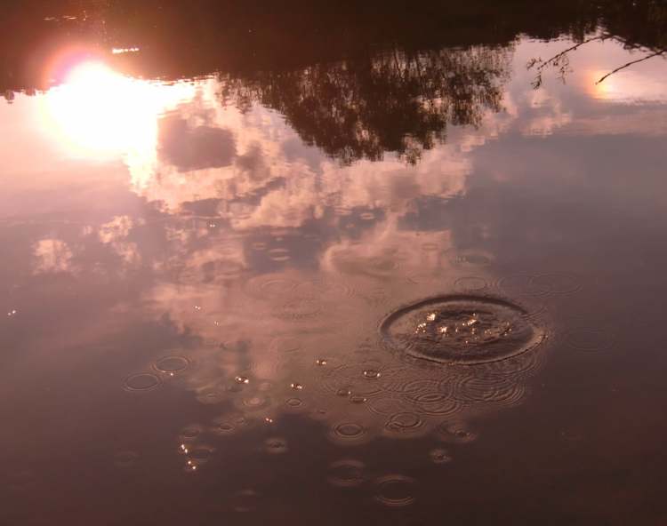 Wasserbild mit Lichteffekt (Bitte hier klicken um dieses Bild in seiner vollen Größe zu betrachten)