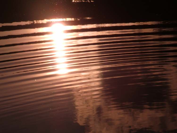 Wasserwellen im rötlichen Abendlicht (Bitte hier klicken um dieses Bild in seiner vollen Größe zu betrachten)