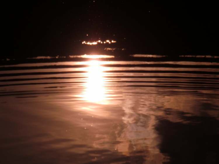ein ruhiger See mit Wellenharmonie (Bitte hier klicken um dieses Bild in seiner vollen Größe zu betrachten)
