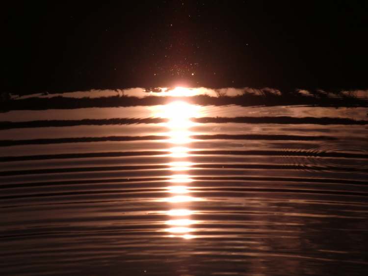 Wasserwellen am Spätabend (Bitte hier klicken um dieses Bild in seiner vollen Größe zu betrachten)