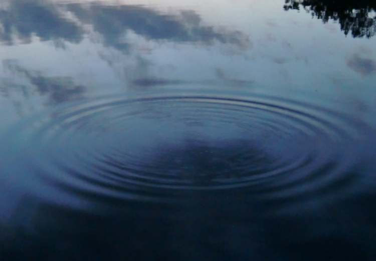 tiefblauer Wasserkreis (Bitte hier klicken um dieses Bild in seiner vollen Größe zu betrachten)