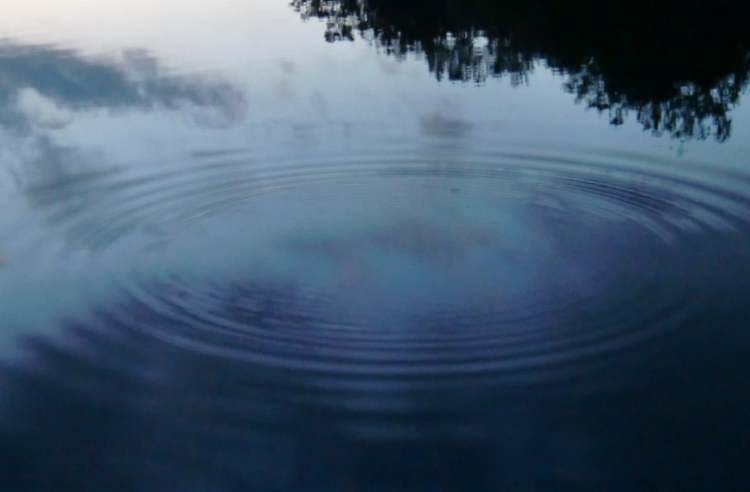 der Wasserkreis dehnt sich in das Dunkel der Nacht hinein (Bitte hier klicken um dieses Bild in seiner vollen Größe zu betrachten)