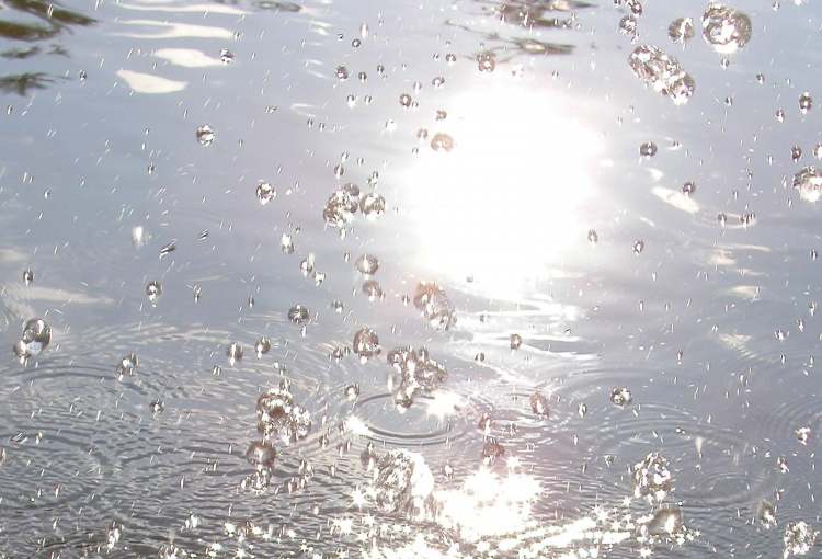 riesige Wassertropfen in der Luft (Bitte hier klicken um dieses Bild in seiner vollen Größe zu betrachten)