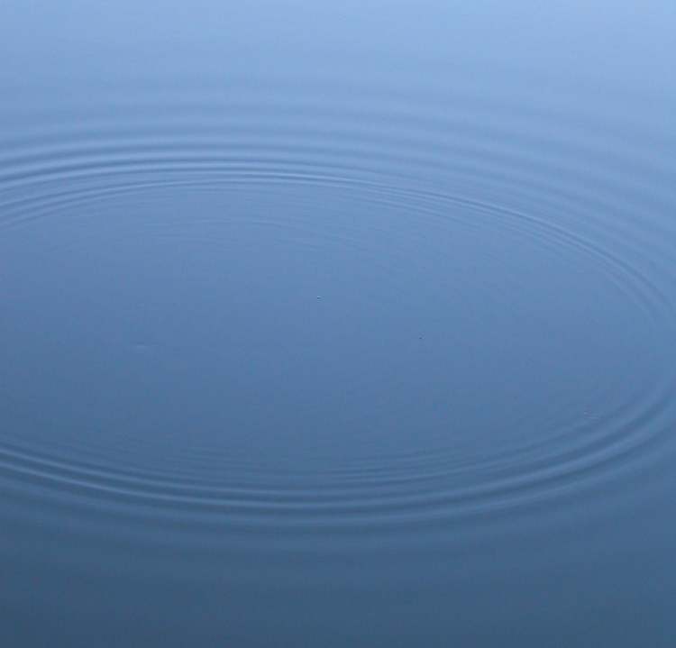 der schöne blaue Wasserkreis (Bitte hier klicken um dieses Bild in seiner vollen Größe zu betrachten)
