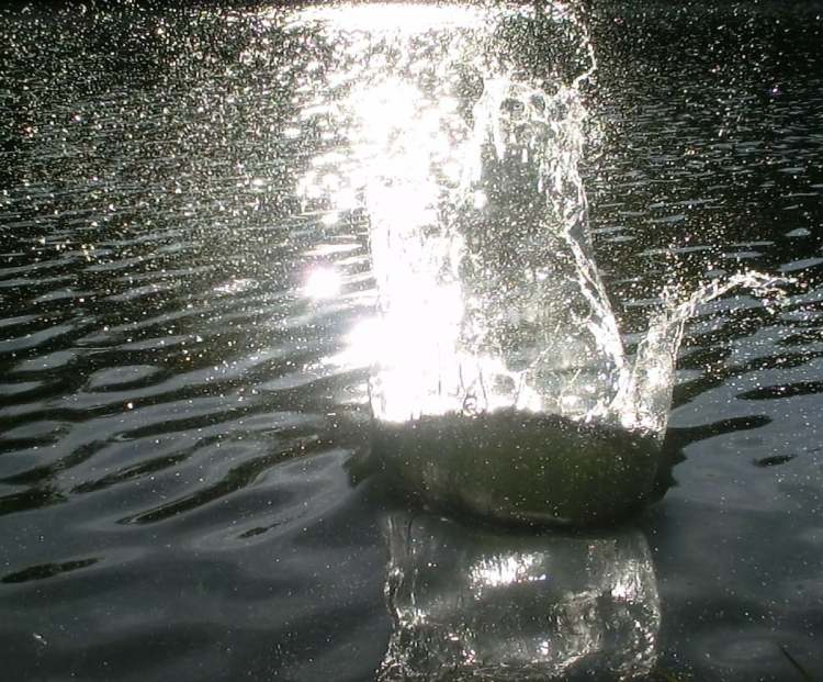 Wasser schießt nach oben (Bitte hier klicken um dieses Bild in seiner vollen Größe zu betrachten)