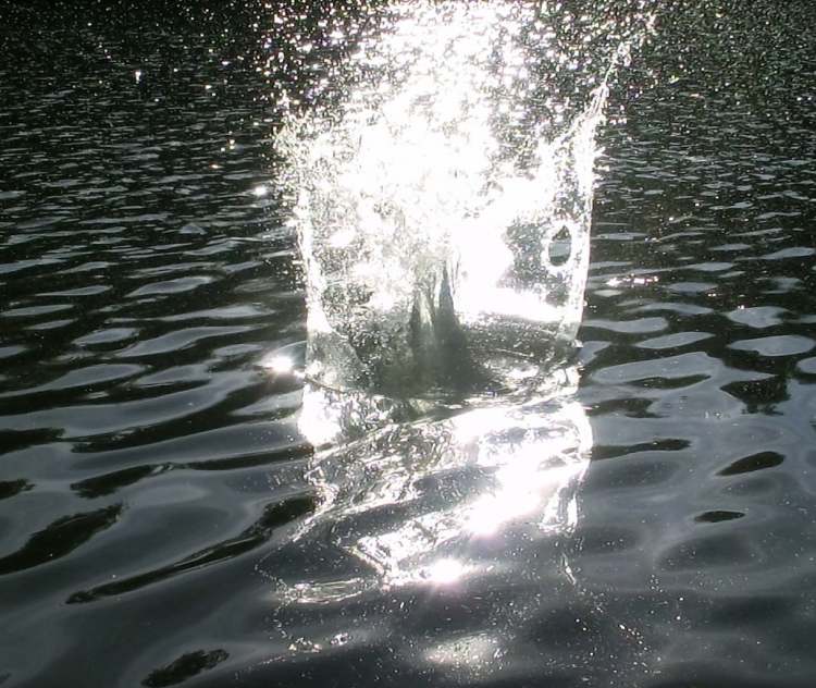 Wasser schießt trichterförmig aus dem See nach oben (Bitte hier klicken um dieses Bild in seiner vollen Größe zu betrachten)