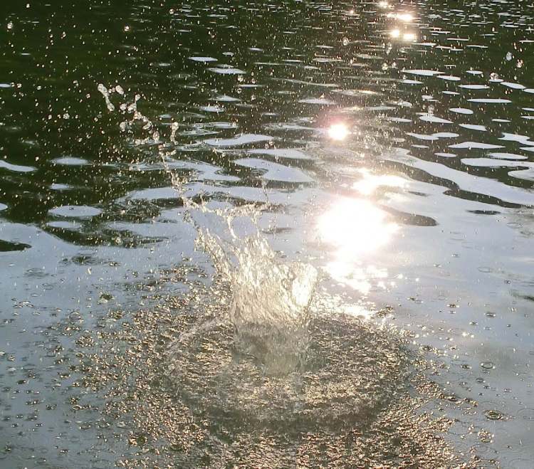 Wasser zischt nach oben (Bitte hier klicken um dieses Bild in seiner vollen Größe zu betrachten)