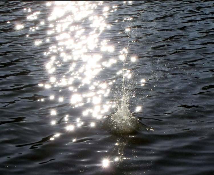 Wassertrichter mit Lichtfunken im See (Bitte hier klicken um dieses Bild in seiner vollen Größe zu betrachten)
