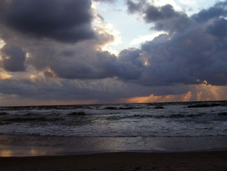 Wolkenstimmung am Meeresstrand (Bitte hier klicken um dieses Bild in seiner vollen Größe zu betrachten)
