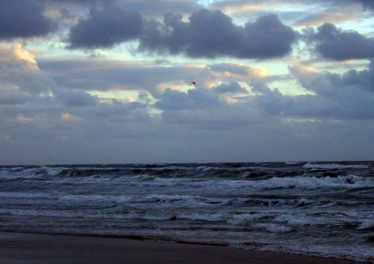 Wolken, Meer und Strand (Bitte hier klicken um dieses Bild in seiner vollen Größe zu betrachten)