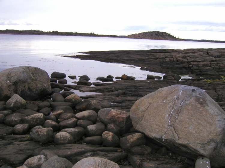 steinige Schwedenküste bei Asa (Bitte hier klicken um dieses Bild in seiner vollen Größe zu betrachten)